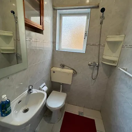 Large Full House - Sleeps 9 *
