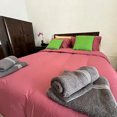 Large Full House - Sleeps 9 Sliema