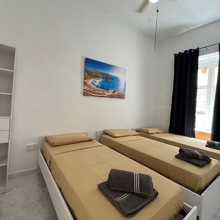 Vakantiehuis Large Full House - Sleeps 9 *