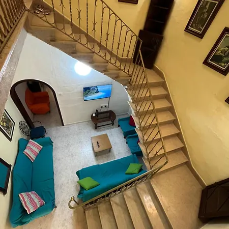 Large Full House - Sleeps 9 *