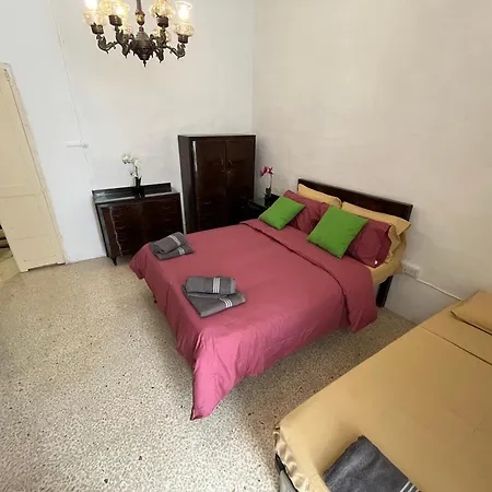 Large Full House - Sleeps 9 Hébergement de vacances Sliema